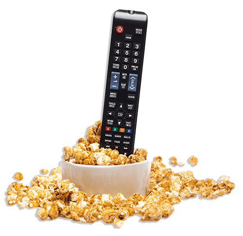 TV Fernbedienung inmitten von Popcorn