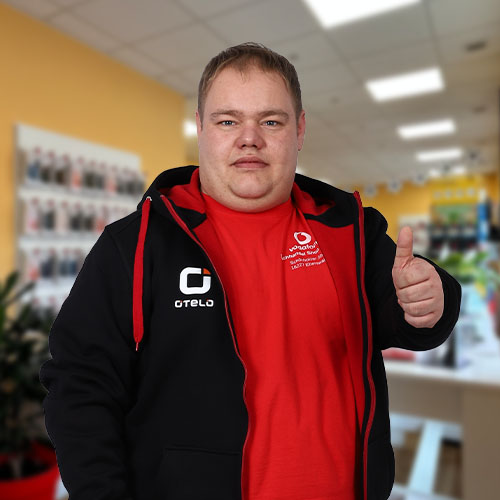 Robert Koch mit Daumen nach oben im Shop